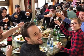 快樂工作，多彩生活————總部技術(shù)專家參加草莓采摘活動